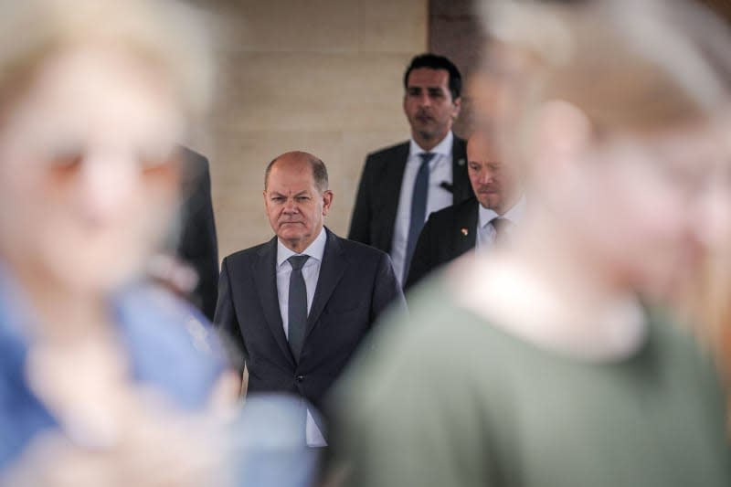 Bundeskanzler Olaf Scholz (Mitte) kommt zu einer Pressekonferenz nach einem Treffen mit dem König von Jordanien vor seinem Besuch in Israel.  Kay Nietfeld/dpa