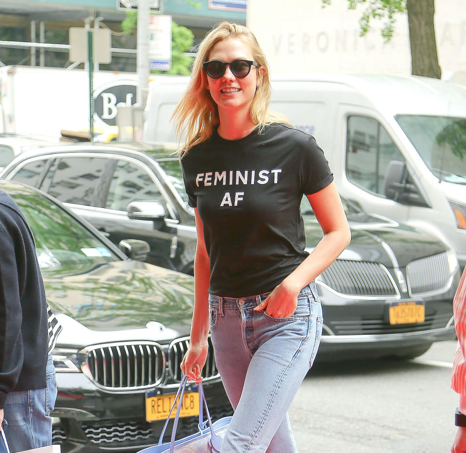 <p>La camiseta de Jonathan Simkhai con la palabra ‘Feminist’ (Feminista) como protagonista también ha acabado en el armario de varias famosas. (Foto: Gtres). </p>