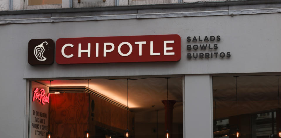 好像餐廳股Chipotle Mexican Grill(CMG)在今年3月中宣布一拆五十後，股價都持續上升。