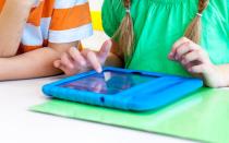 <p>Es gibt Kinder-Tablets, die von vornherein auf die Nutzung von Kindern ausgelegt sind. Sie können beispielsweise die tägliche Nutzungsdauer einstellen und bestimmte Inhalte sperren lassen. Das Gerät schaltet sich automatisch nach Erreichen der maximalen Nutzungszeit von alleine aus. Doch Ihre Kinder sollten bestenfalls lernen, Absprachen von selbst einzuhalten und ein Gefühl für Ihren eigenen Medienkonsum zu entwickeln. (Bild: iStock / Epiximages)</p> 