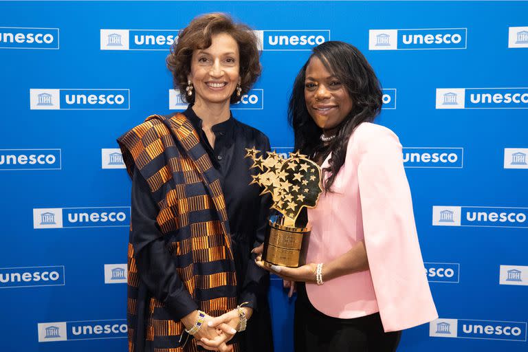 Keishia Thorpe, junto a la directora general de la Unesco Audrey Azoulay, al recibir el Global Teacher Prize