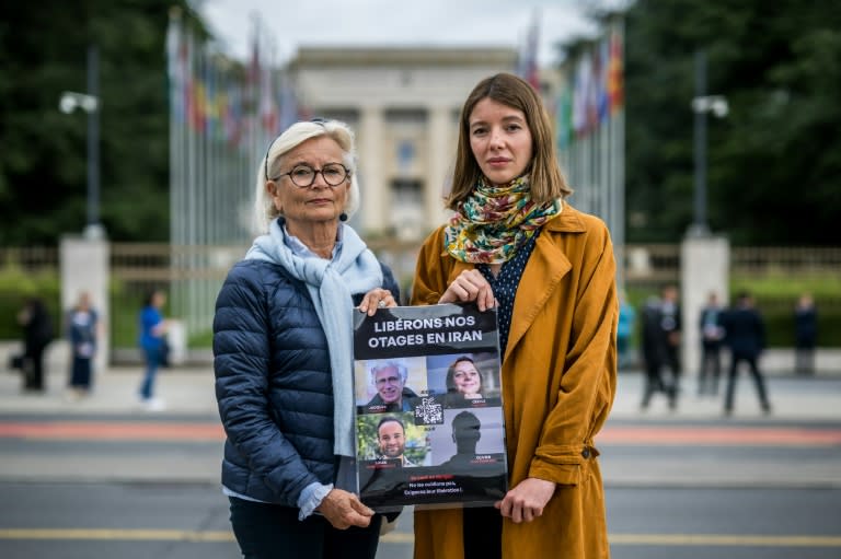 Sylvie Arnaud, mère de Louis Arnaud (g) et Noemie Kohler, sœur de Cécile Kohler (d), deux parents de Français détenus en Iran, posent devant les bureaux des Nations Unies à Genève, le 27 mai 2024 (Fabrice COFFRINI)