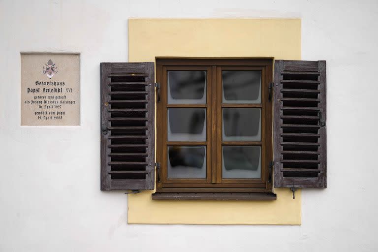 Se coloca una placa conmemorativa en el lugar de nacimiento del papa emérito Benedicto XVI en Marktl, Alemania