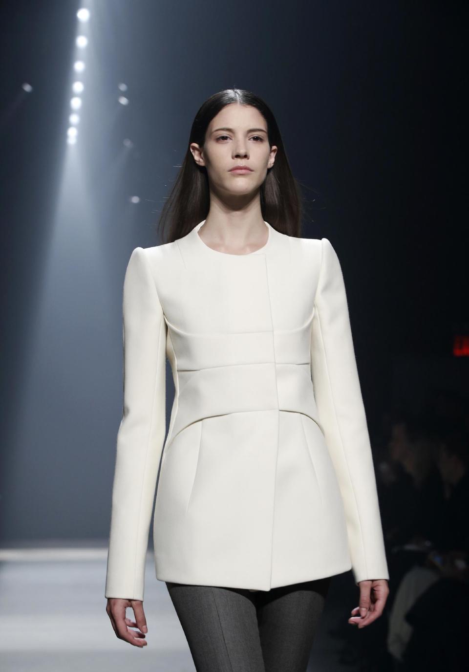 Una modelo presenta piezas de la colección otoño 2014 de Narciso Rodríguez en la Semana de la Moda de Nueva York el martes 11 de febrero de 2014. (AP Photo/Kathy Willens)