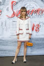 <p>Schauspielerin Suki Waterhouse besuchte die Sommerparty der Serpentine Gallery und Chanel in London im klassischen Tweed-Kostüm mit Matrosenkragen und erinnert nicht zuletzt aufgrund ihrer hippen Pony-Frisur an Stilikone Brigitte Bardot. (Bild: Getty Images) </p>