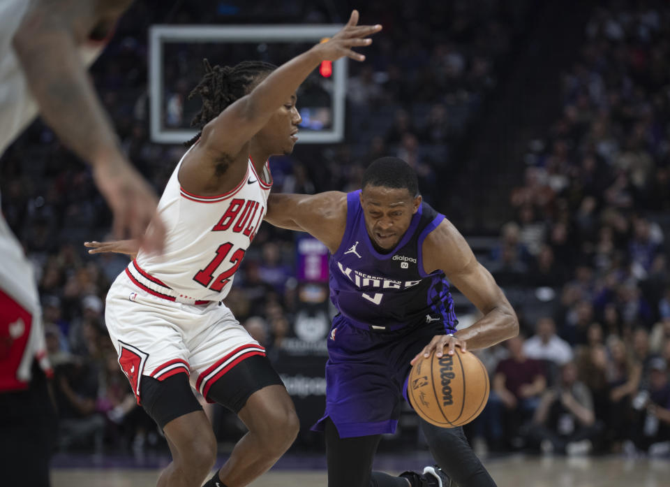 Chicago Bulls guard Ayo Dosunmu defends Sacramento Kings guard De'Aaron Fox as he drives to the basket in the first quarter of an NBA basketball game in Sacramento, Calif., Monday, March 4, 2024. (AP Photo/José Luis Villegas)