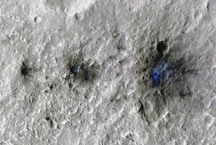 Bu kraterler, NASA'nın InSight'ı tarafından tespit edilen ilk meteoroid etkisi olan 5 Eylül 2021'de Mars'ta meydana geldi.   / Kredi: NASA/JPL-Caltech/Arizona Üniversitesi