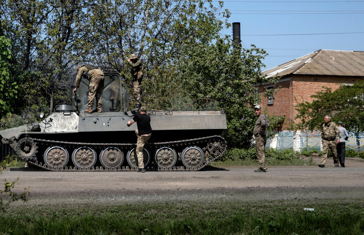 Las tropas ucranianas en el frente de la ciudad de Barinkove, Ucrania, el 8 de mayo de 2022.  (Lynsey Addario/The New York Times)