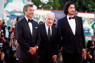 Les acteurs Patrick Dempsey et Adam Driver encadrent le cinéaste Michael Mann sur le tapis rouge de la 80e édition de la Mostra de Venise, le 31 août 2023. Le réalisateur américain y présente “Ferrari”, un biopic du pilote automobile italien Enzo Ferrari (incarné par Adam Driver), fondateur de la célèbre marque de voitures.. PHOTO GUGLIELMO MANGIAPANE/REUTERS