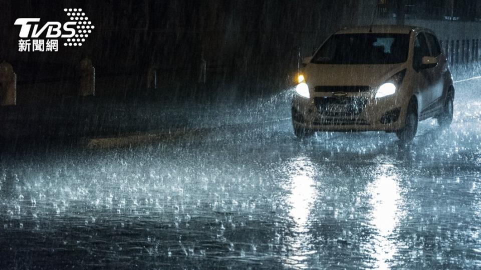 氣象局晚間發布豪大雨特報。（示意圖／Shutterstock達志影像）