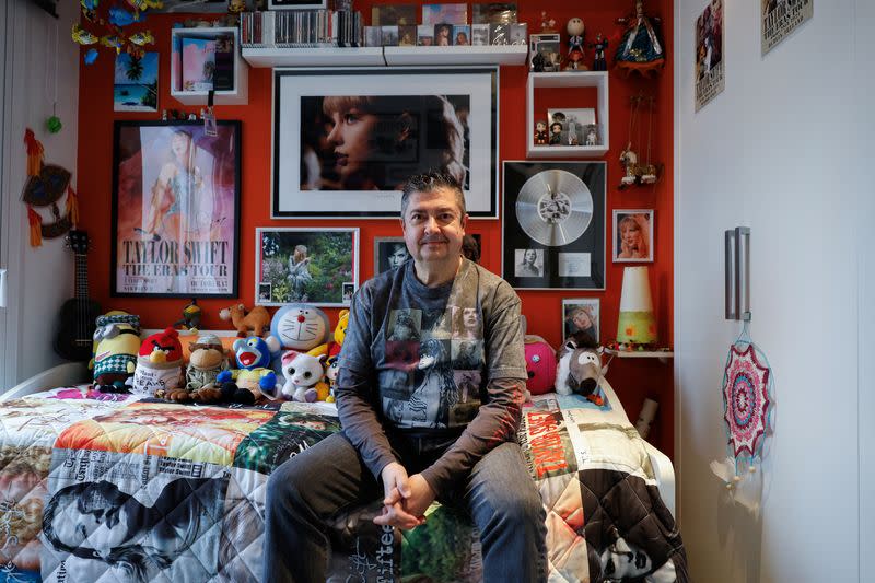 FOTO DE ARCHIVO. Roberto Santos, de 55 años, un superfan español que forma parte de una selecta lista de fans que reciben regalos exclusivos del icono del pop, posa en su "santuario de Taylor Swift" en su casa de Madrid, España