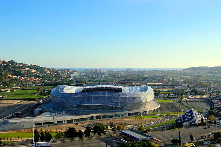 El Stade de Nice, frente al mar Mediterráneo, en una de las principales ciudades de Francia.