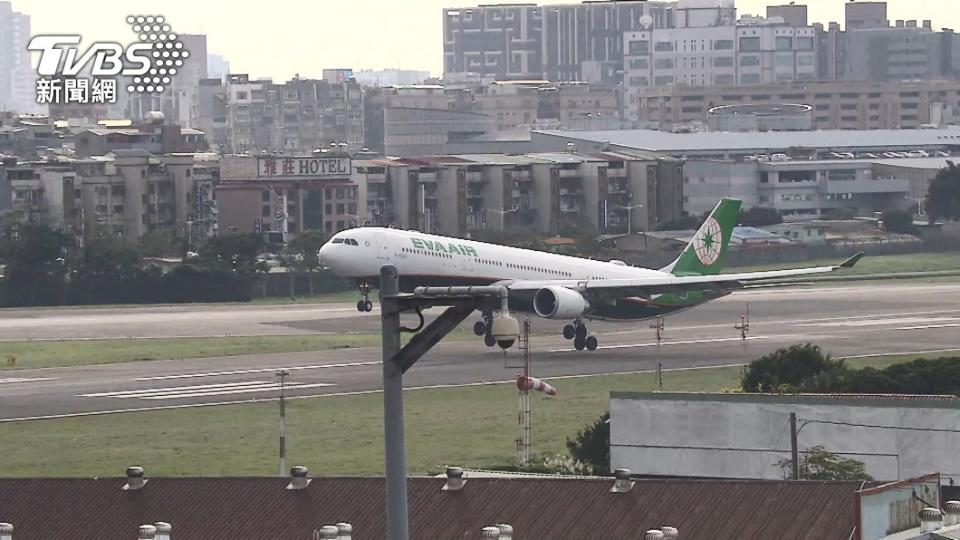 長榮航空則表示，機師薪資福利向來依環境因素及整體營運狀況定期檢視。（圖／TVBS資料畫面）