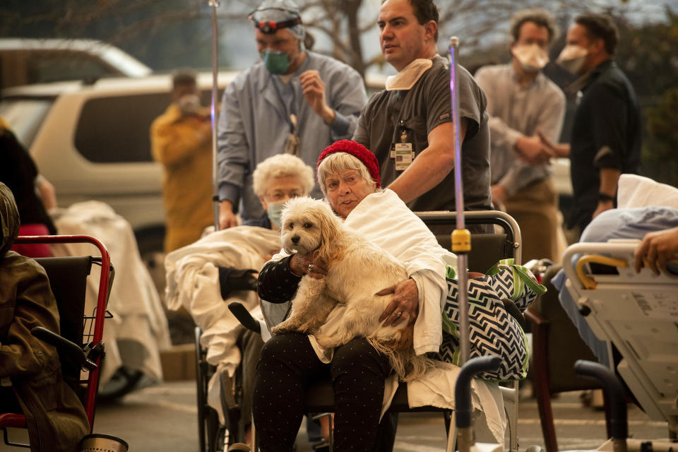 <p>Medical personnel evacuate patients as the Feather River Hospital burns while the Camp Fire rages through Paradise, Calif., on Nov. 8, 2018. (Photo: Noah Berger/AP) </p>