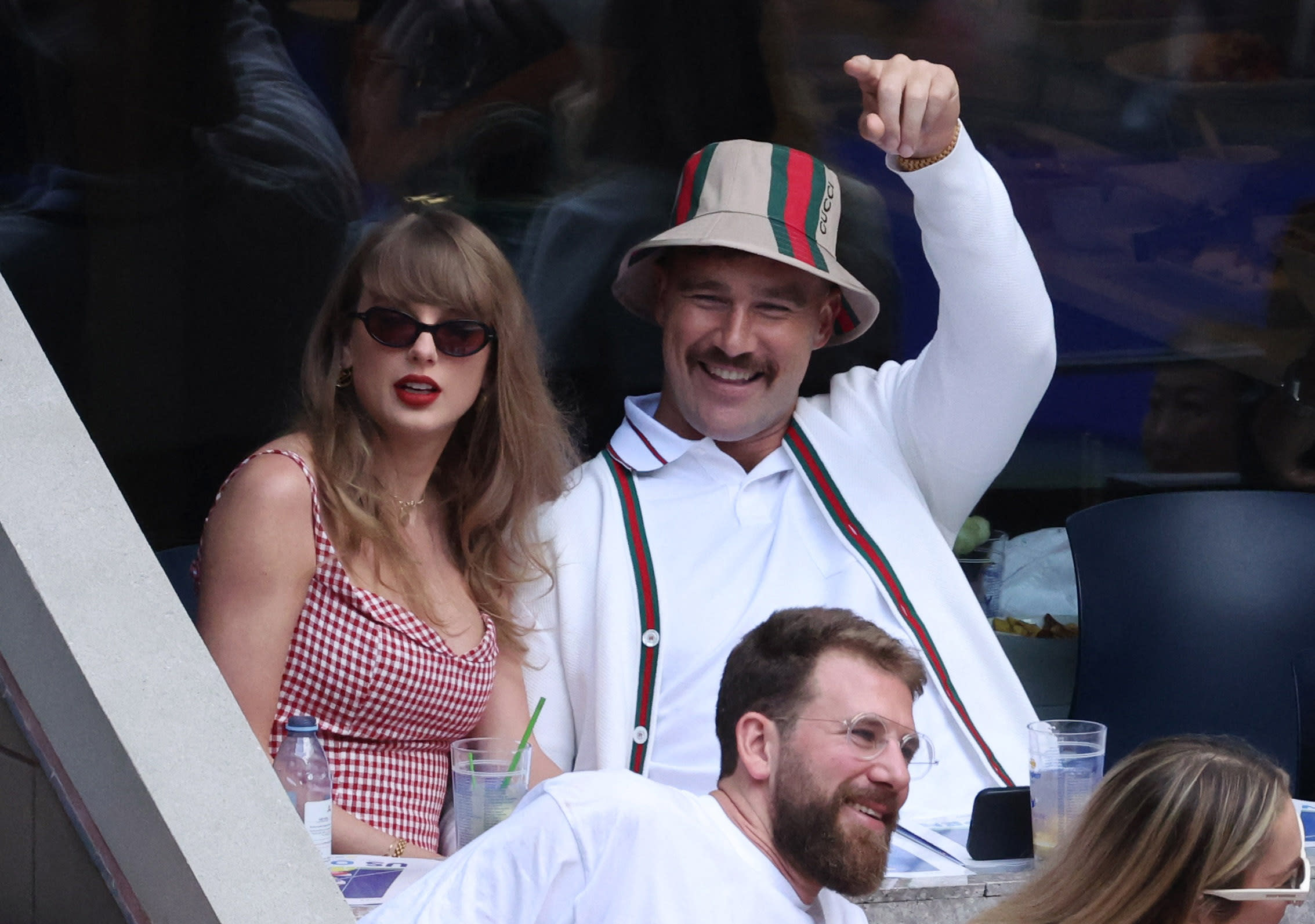 La cantante Taylor Swift y Travis Kelce de los Kansas City Chiefs durante el partido final entre el italiano Jannik Sinner y Taylor Fritz de EE.UU. en el US Open de tenis REUTERS/Eduardo Munoz