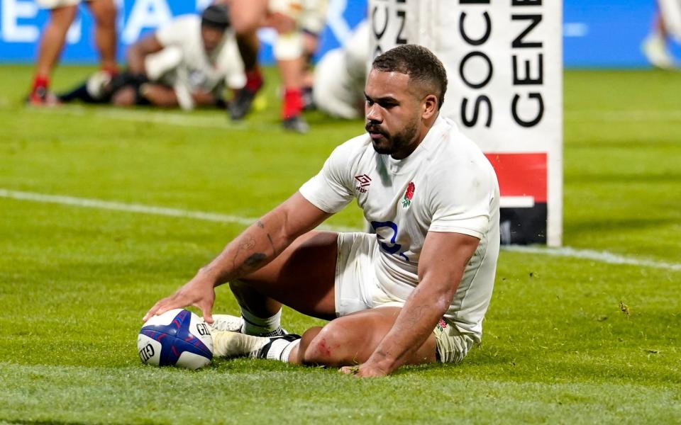 Ollie Lawrence scores for England against France