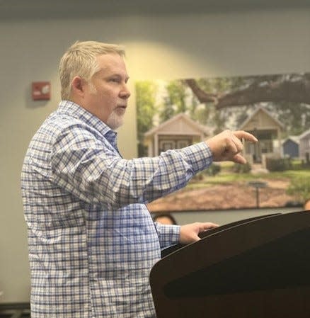 Larry Dodd speaks out against a land use zoning change for the Ox Bottom Meadows PUD during the Planning Commission meeting on Nov. 7, 2023.