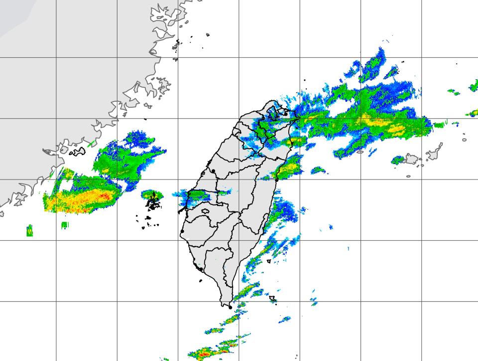 今天東半部地區及中部以北山區有降雨機率，北部平地中午前也有可能出現零星飄雨，南部地區則維持多雲到晴的天氣。（圖：氣象局網站）