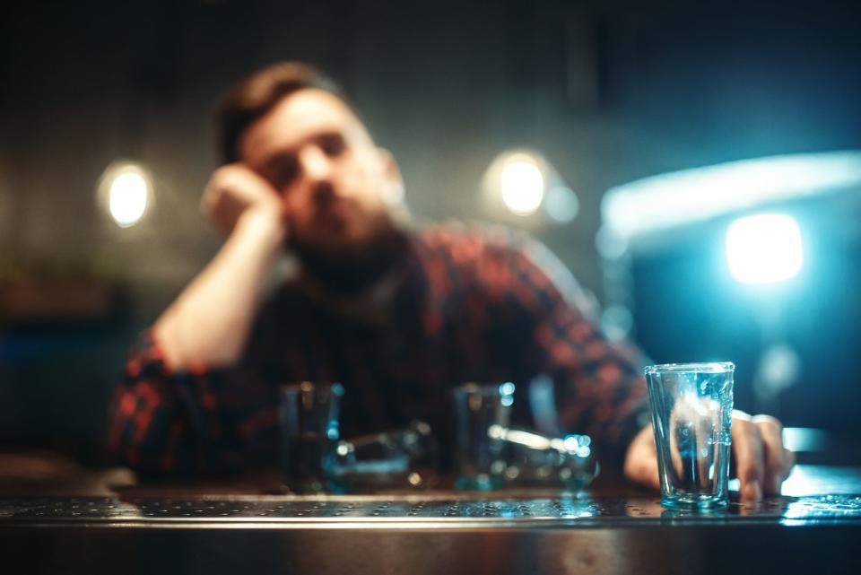 Wenn es nicht bei ein oder zwei Gläschen Wein bleibt, sondern wir uns einen ausgewachsenen Vollrausch antrinken, werden auch unsere Nervenzellen geschädigt. Trinken wir keinen Alkohol, sind wir wortwörtlich schlauer. Wir schonen unser Gedächtnis und unser Gehirn ist voll leistungsfähig. (Bild: iStock / Nomadsoul1)