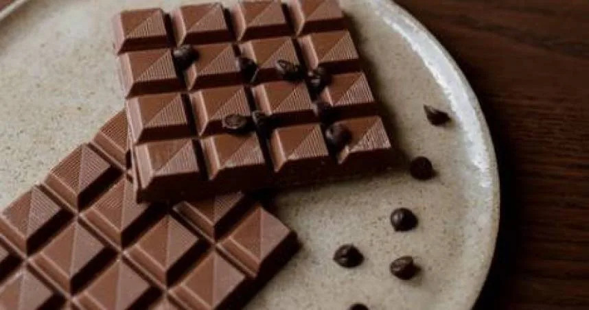 7歲妹家中翻出「巧克力」，偷吃2顆竟毒發命危。（示意圖／翻攝自pexels）