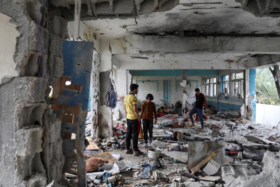 以色列軍方空襲加薩紐瑟拉特地區一所聯合國營運的學校，造成至少40人死亡，包括14兒童及9名婦女。路透社