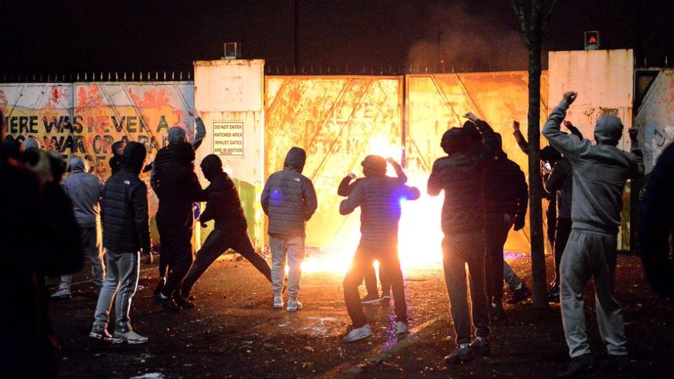 Jóvenes lanzan bombas de gasolina contra establecimientos en Irlanda del Norte