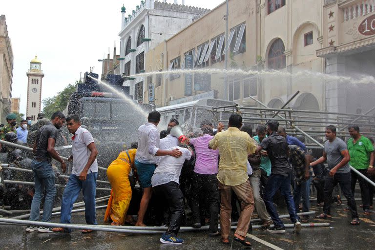 Los agricultores participan en una protesta antigubernamental que exige la renuncia del presidente de Sri Lanka, Gotabaya Rajapaksa, por la actual crisis económica del país en Colombo el 6 de julio de 2022.(Photo by AFP)