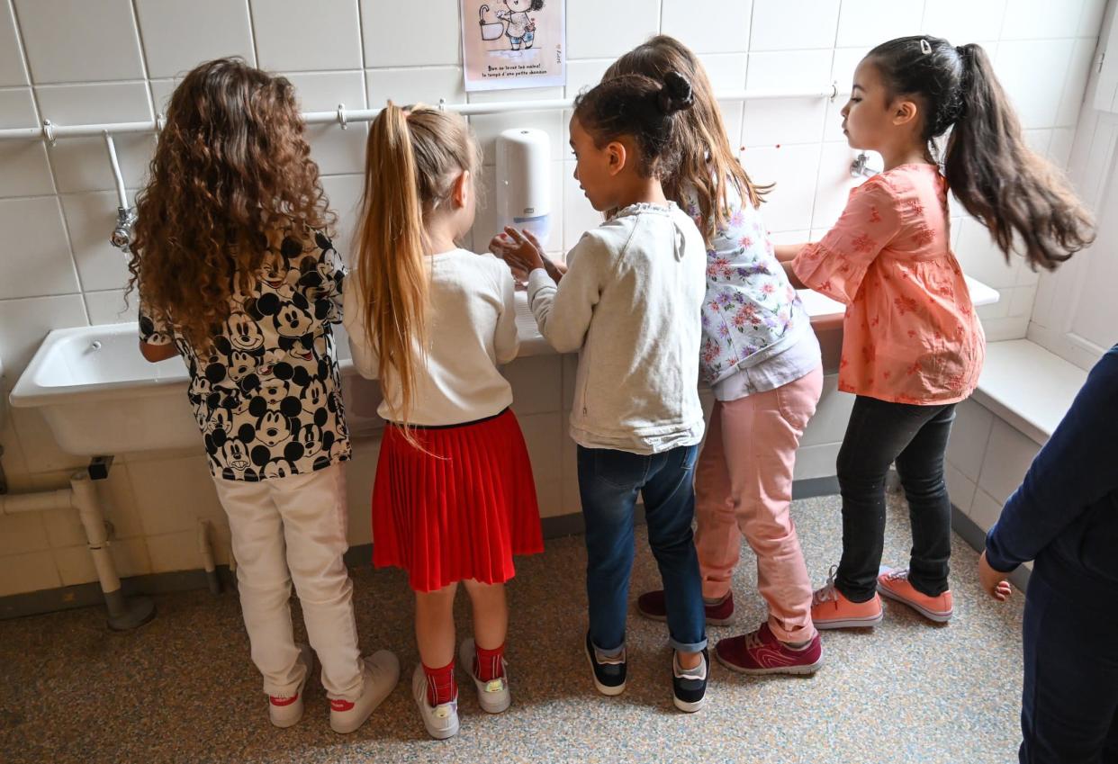 Des enfants se lavent les mains avant d'entrer en classe dans une école de Lille le 1er septembre 2020 (photo d'illustration) - Denis Charlet-AFP