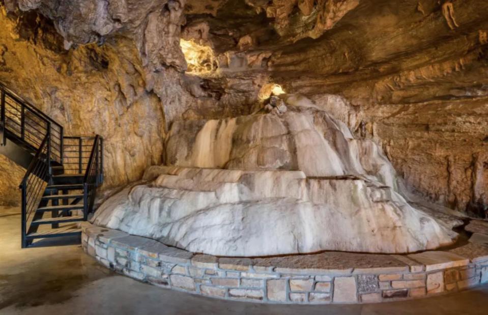 <p>Beckham Creek Cave Lodge</p>