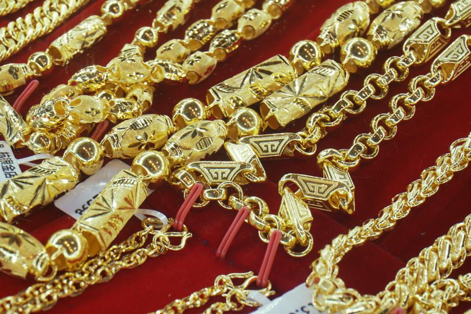 HANGZHOU, CHINA - FEBRUARY 18, 2022 - Gold necklaces are seen at a gold store in Hangzhou, East China&#39;s Zhejiang Province, Feb 18, 2022. The price of gold surged above $1,900. (Photo credit should read Costfoto/Future Publishing via Getty Images)