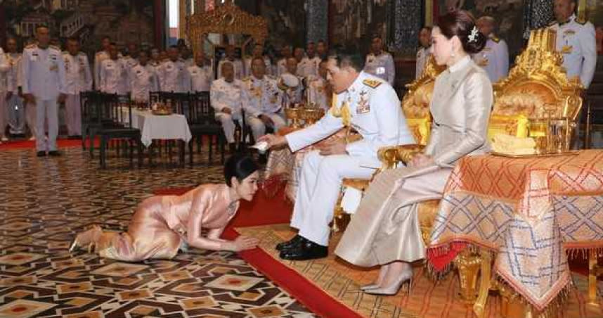 貴妃詩妮娜五體投地跪拜泰王與王后。（圖／翻攝自推特／Royal World Thailand）