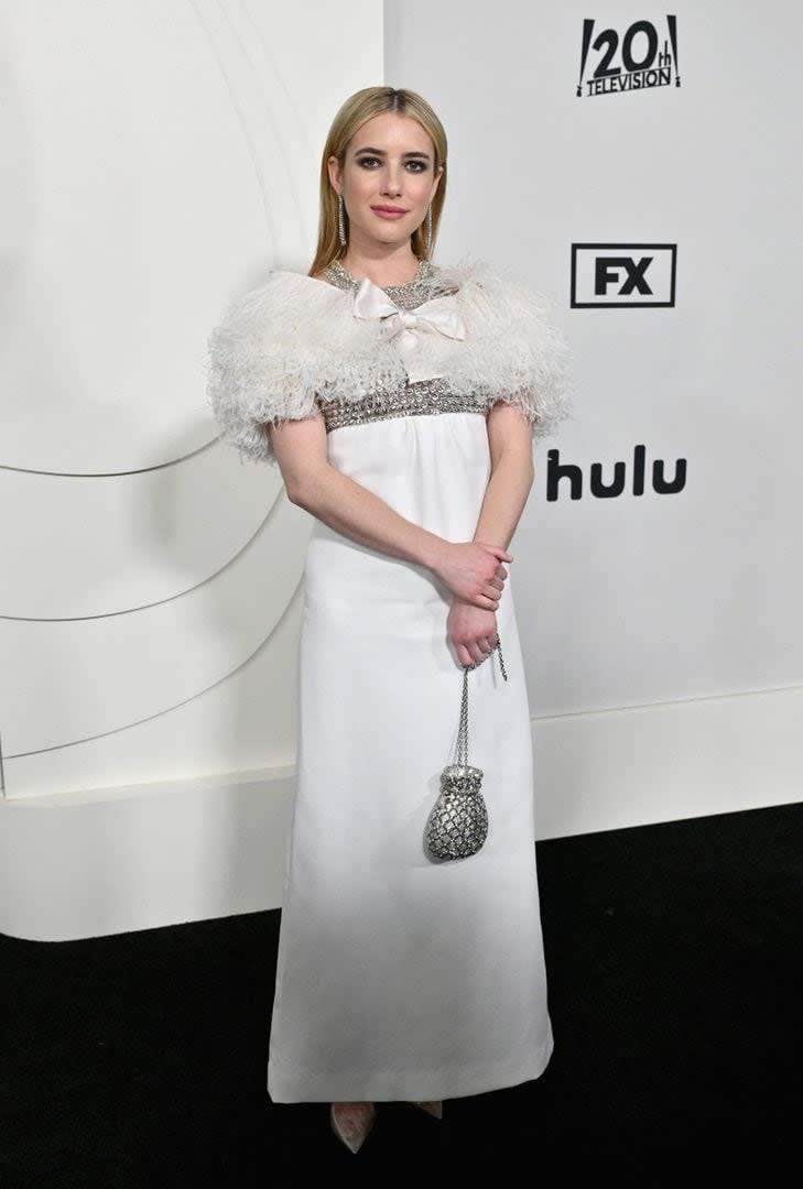 Emma Roberts también asistió al estreno en Nueva York de Feud: Capote vs. The Swans y lo hizo con un total look blanco: un chal de plumas de avestruz sobre un vestido de la colección Otoño 2022 de Giambattista Valli. La actriz complementó con aros de diamantes de Joseph Saidian and Sons, un clutch de Judith Leiber y zapatos de Jimmy Choo