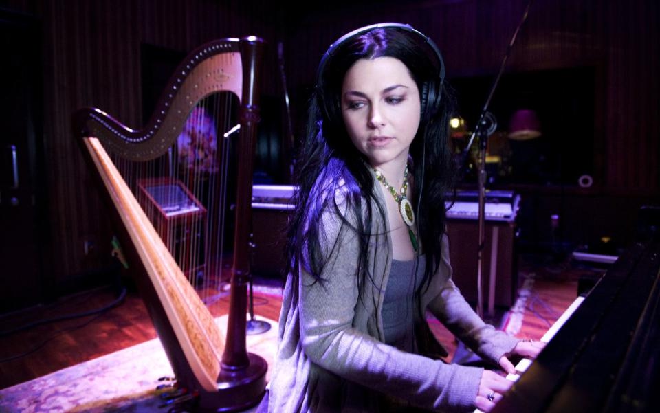 Für ihr 2011er-Evanescence-Album lernte Amy Lee Harfe spielen: "Es ist kein einfaches Instrument, aber ich mag diese Art von Herausforderung." Die verheiratete Mutter (2014 brachte sie einen Sohn zur Welt) ist übrigens seit 2005 die nationale Sprecherin der Epilepsie-Stiftung in den USA. Sie engagiert sich, weil ihr Bruder von der Krankheit betroffen war. Er starb 2018. (Bild: David McClister / Wind Up / EMI)