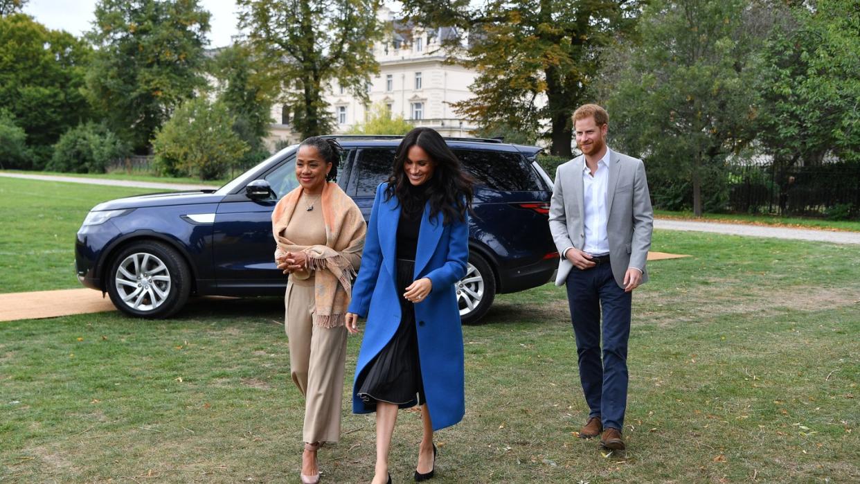 Herzogin Meghan stellt im Kensington Palace ein neues Kochbuch vor. Begleitet wird sie von ihrer Mutter Doria Ragland und Prinz Harry. Foto: Ben Stansall/PA Wire