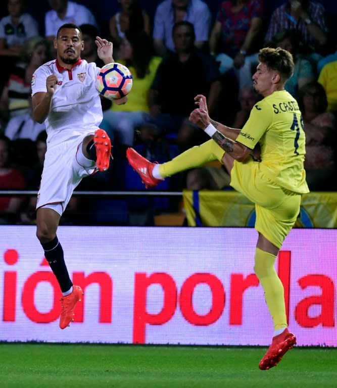 Sevilla's defender Thimothee Kolodzieczak (L) clashes with Villarreal's midfielder Samuel Castillejo on August 28, 2016