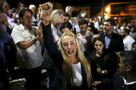 Lilian Tintori (C), wife of jailed opposition leader Leopoldo Lopez, shouts during a news conference in Caracas September 10, 2015. REUTERS/Carlos Garcia Rawlins