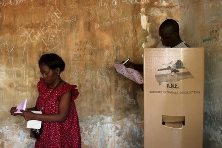 Voters choose their candidates during the second round of presidential and legislative elections in the mostly Muslim PK5 neighbourhood of Bangui, Central African Republic, February 14, 2016. REUTERS/Siegfried Modola