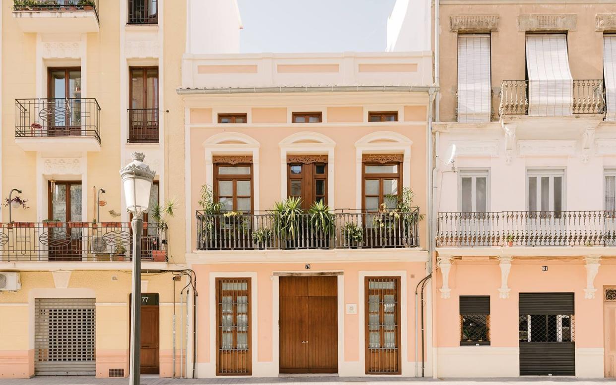 Guests staying at Barracart Apartments are entitled to priority booking, wine tasting or an Iberian ham workshop at the city’s revered Casa Montana restaurant