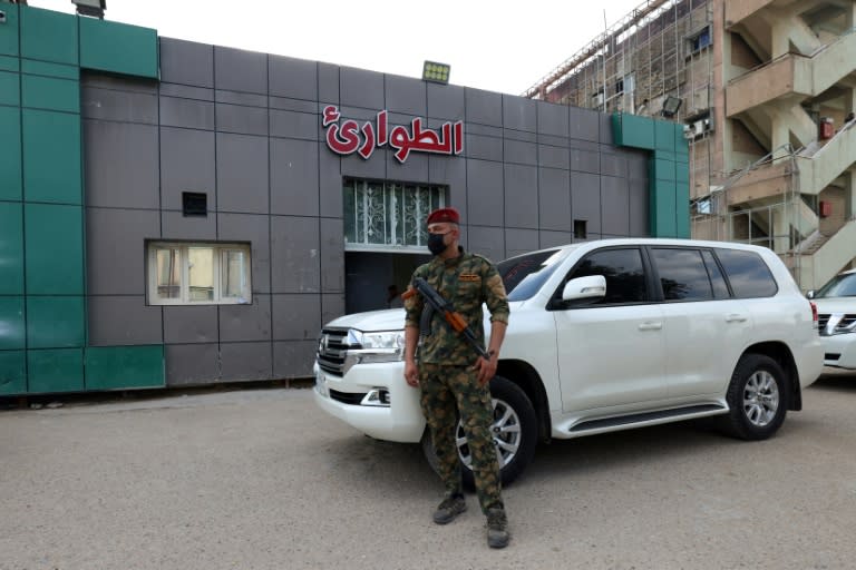 Un soldat posté devant l'entrée des urgences d'un hôpital de Hilla, où sont soignées des personnes blessées dans une explosion nocturne sur une base militaire en Irak, le 20 avril 2024 (Karar Jabbar)