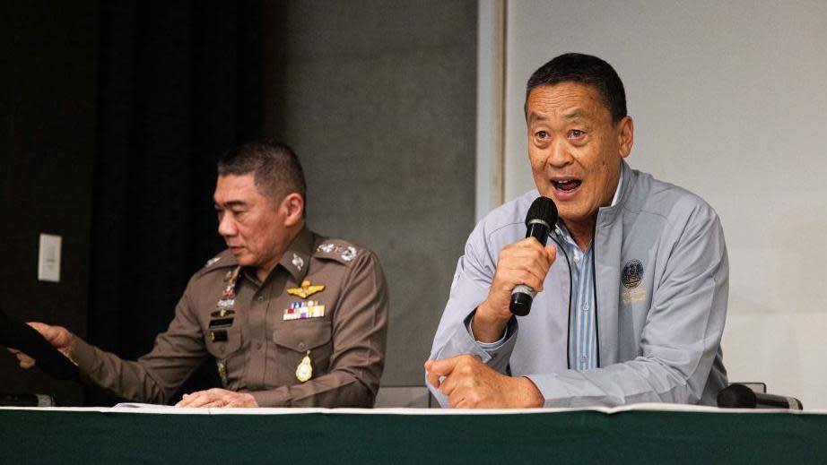 El primer ministro de Tailandia, Srettha Thavisin (der.), en rueda de prensa