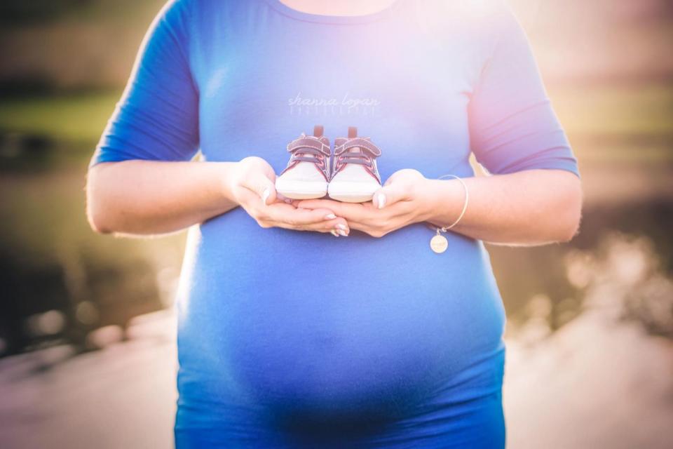 Découvrez la triste raison pour laquelle cette future maman a fait ajouter son mari sur ses photos de maternité.