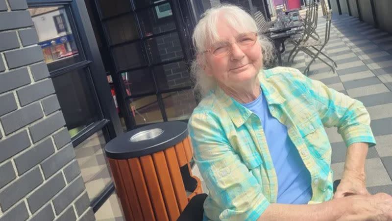 愛爾蘭一名69歲婦人羅利，被不明昆蟲咬傷後卻引發潰爛感染，導致雙腿截肢。(圖／翻攝自GoFundMe網站)
