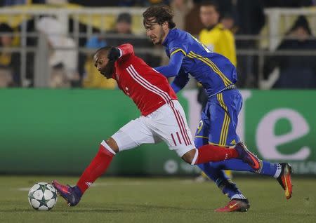 Football Soccer - FC Rostov v FC Bayern Munich - UEFA Champions League Group Stage - Group D - Olimp 2 Stadium, Rostov-on-Don, Russia - 23/11/16. Bayern Munich's Douglas Costa in action against FC Rostov's Aleksandr Erokhin. REUTERS/Maxim Shemetov