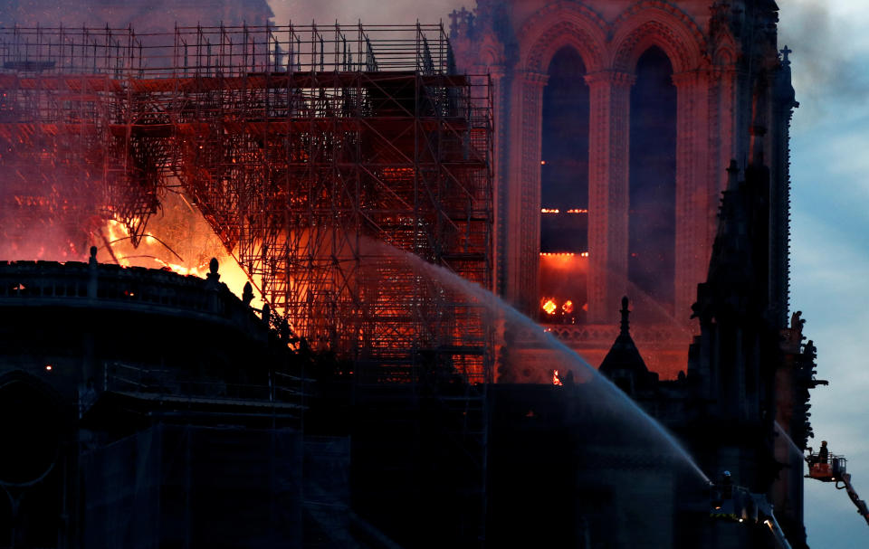 El fuego devora la catedral de Notre Dame de París