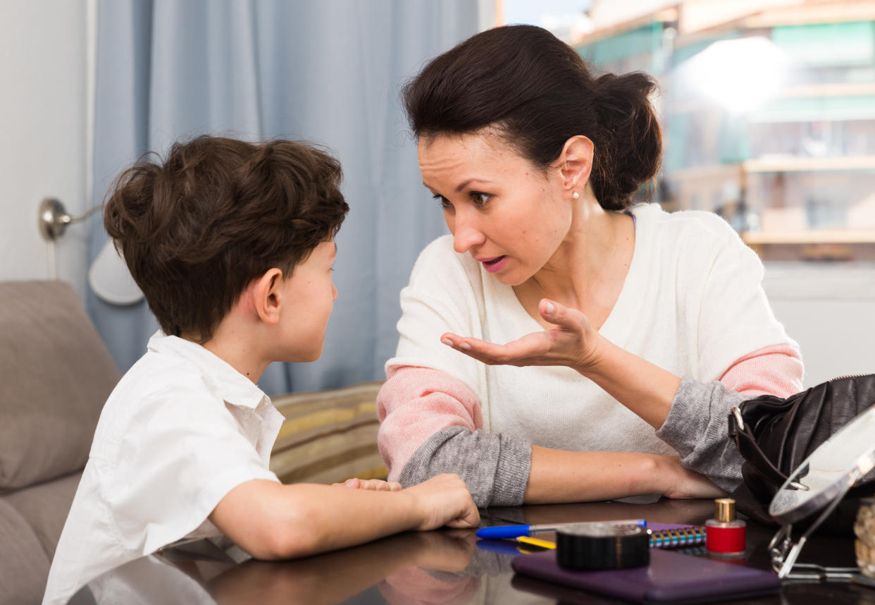 Si tu hijo miente, intenta comprender por qué lo hace sin reprenderlo/Getty Images.