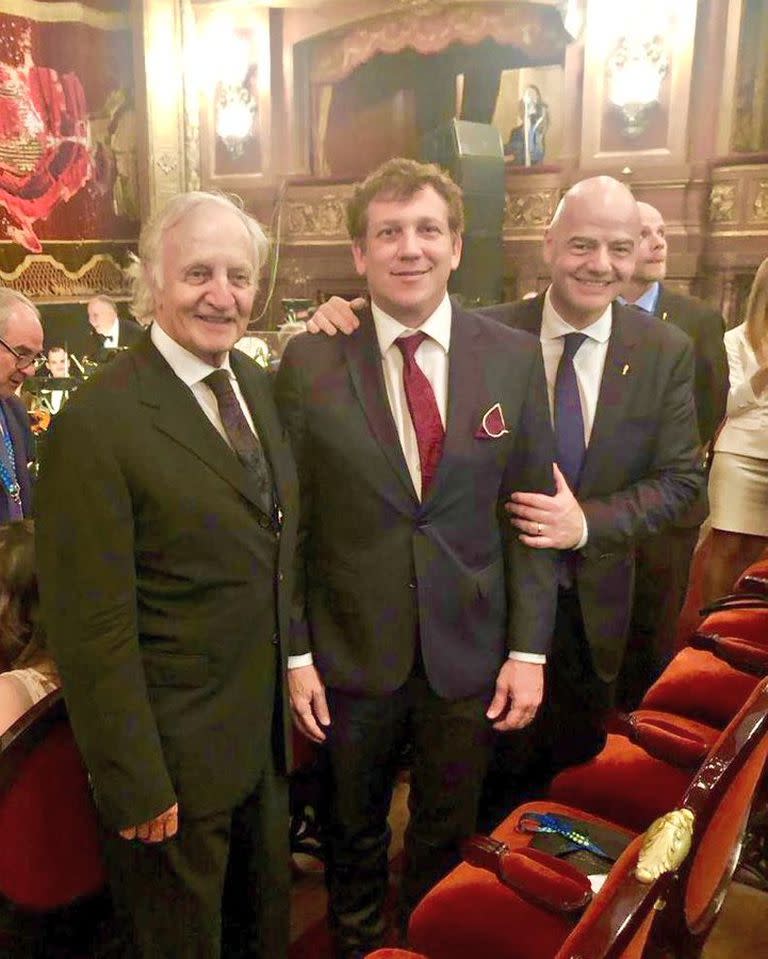 Con Gianni Infantino, presidente de la FIFA, y Alejandro Domínguez, de la Conmebol