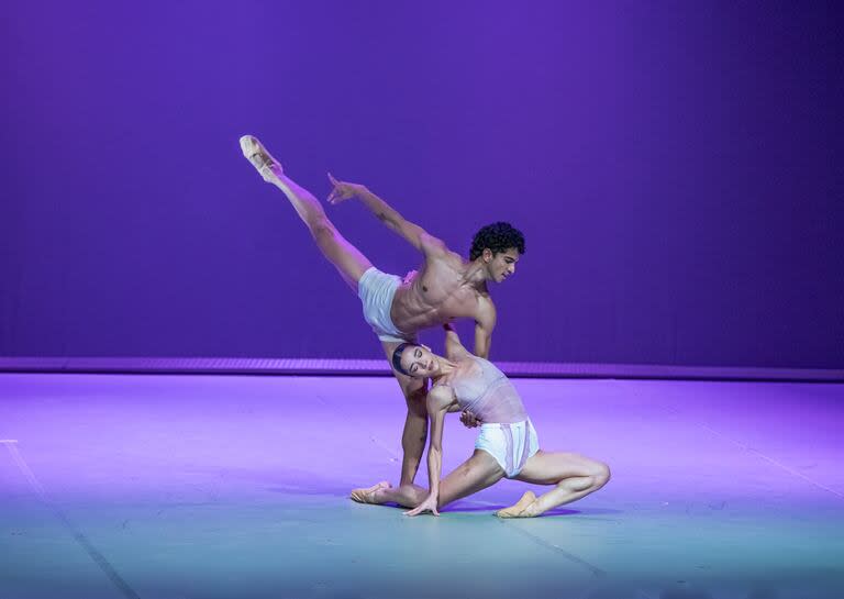 Dos ascendentes figuras del Ballet Estable: Jiva Velázquez y Lola Mugica, en 