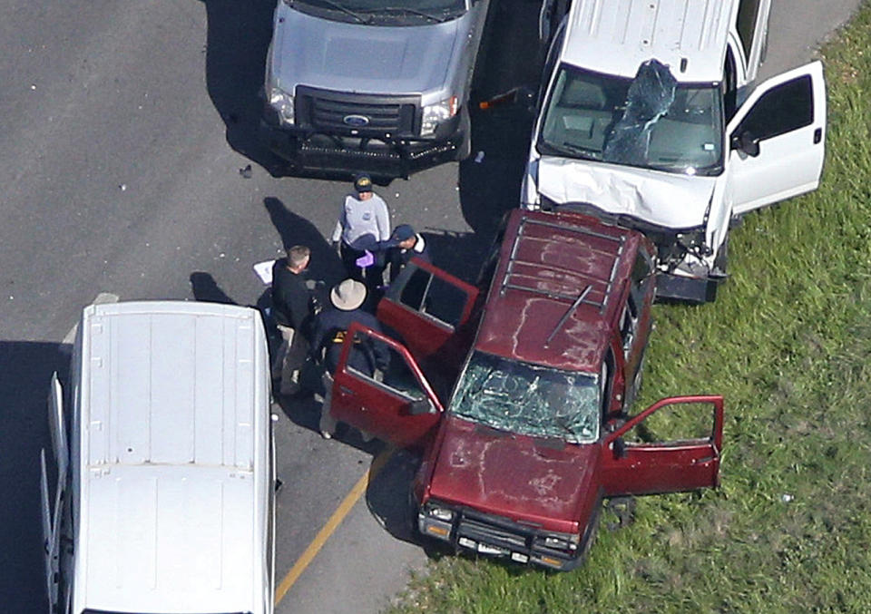 <p>Law enforcement personnel investigate the scene where the Texas bombing suspect blew himself up on the side of a highway north of Austin in Round Rock, Texas, March 21, 2018. (Photo: Loren Elliott/Reuters) </p>