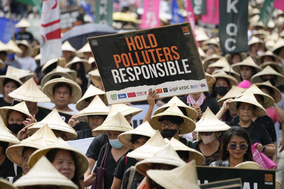 Un manifestante sostiene una pancarta en alto durante una protesta que forma parte de la marcha global contra los combustibles fósiles, el 15 de septiembre de 2023, en la ciudad de Quezon, Filipinas. (AP Foto/Aaron Favila)