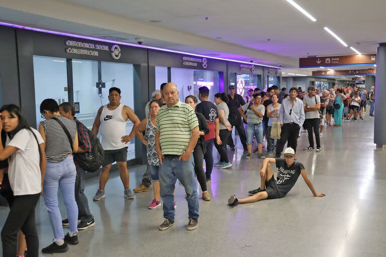 Largas colas para registrar la tarjeta SUBE hoy, en Constitución